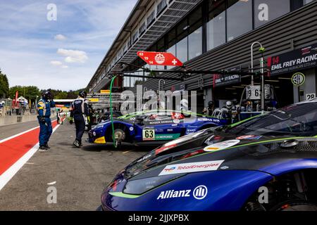 63 Emil Frey Racing, Lamborghini Huracan GT3 Evo von Jack AITKEN, Albert COSTA, Mirko BORTOLOTTI, in Aktion Pitlane, mit 14 Emil Frey Racing, Lamborghini Huracan GT3 Evo von Stuart WHITE, Tuomas TUJULA, Konsta LAPPALAINEN, in Aktion Pitlane, während der TotalEnergies 24 Stunden von Spa 2022, 7. Runde der Fanatec GT World Challenge Europe 2022 Powered by AWS, vom 27. Bis 31. Juli 2021 auf dem Circuit de Spa-Francorchamps, in Stavelot, Belgien - Foto: Paul Vaicle / Dppi/DPPI/LiveMedia Stockfoto