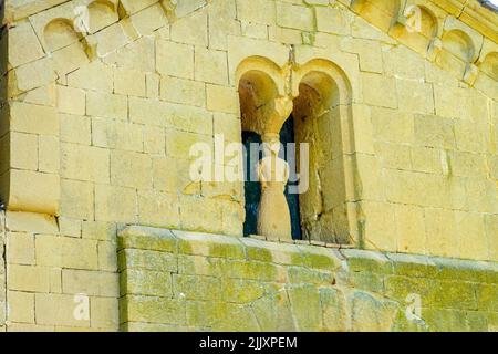 Detail an der Außenseite von Corsignano, der einfachen romanischen Steinkirche aus dem 12.. Jahrhundert, in der die Päpste Pius II. Und Pius III. Getauft wurden, Pienza, Italien. Stockfoto