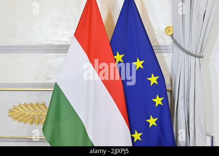 Wien, Österreich. 28.. Juli 2022. Flaggen der Republik Ungarn und der Europäischen Union im Bundeskanzleramt in Wien Stockfoto