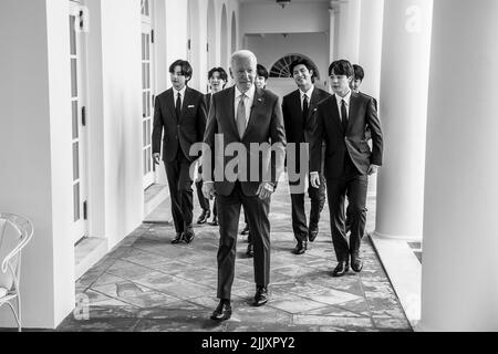 Washington, Vereinigte Staaten von Amerika. 31. Mai 2022. Die K-Pop Band BTS geht hinter US-Präsident Joe Biden entlang der West Colonnade des Weißen Hauses, 31. Mai 2022, in Washington, D.C., zurück.Quelle: Adam Schultz/White House Photo/Alamy Live News Stockfoto