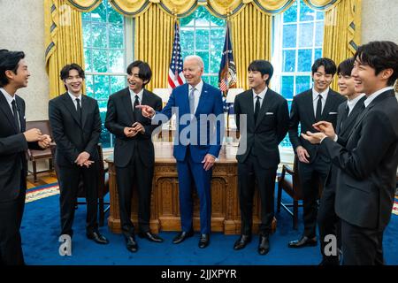 Washington, Vereinigte Staaten von Amerika. 01. Juni 2022. US-Präsident Joe Biden chattet mit Mitgliedern der K-Pop-Band BTS im Oval Office des Weißen Hauses, 31. Mai 2022, in Washington, D.C..Quelle: Adam Schultz/White House Photo/Alamy Live News Stockfoto