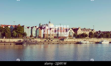 Szczecin Waterfront mit klarem blauen Himmel bei Sonnenaufgang, retro Farbtonung angewendet, Polen. Stockfoto