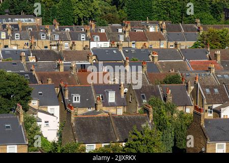 Luftaufnahme der typischen Hausdächer in South London Stockfoto