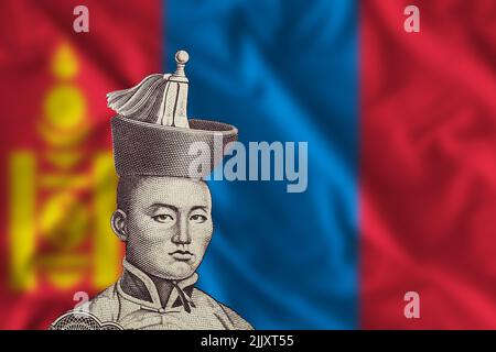 Damdin Sukhbaatar auf dem Hintergrund der mongolischen Flagge. Porträt einer mongolischen hundert-Togrog-Banknote. Stockfoto