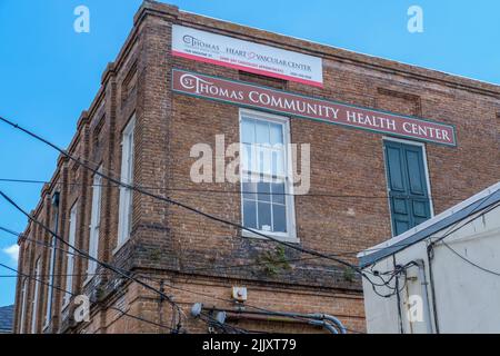 NEW ORLEANS, LA, USA - 20. JUNI 2022: St. Thomas Community Health Center auf der St. Andrew Street im Lower Garden District Stockfoto