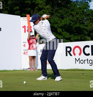 Detroit, Michigan, USA. 28.. Juli 2022. RICKIE FOWLER schlägt bei der ersten Runde des Rocket Mortgage Classic, der im Detroit Golf Club in Detroit, Michigan, gespielt wird, auf dem 18.-Loch-Loch ab. 28. Juli 2022 (Bild: © David Donoher/ZUMA Press Wire) Stockfoto