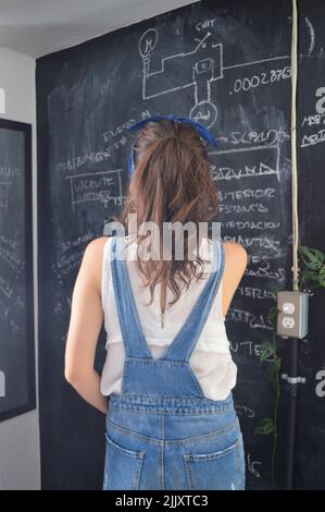 chica confiada en si misma, sonriendo y haciendo expresiones Stockfoto