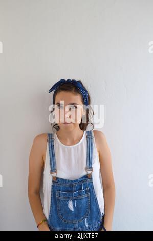 chica confiada en si misma, sonriendo y haciendo expresiones Stockfoto