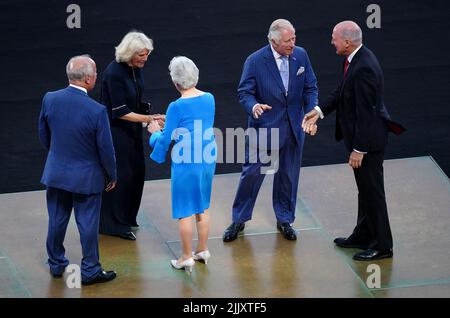 Prinz Charles und die Herzogin von Cornwall werden von der Präsidentin der Commonwealth Games Federation Dame Louise Martin begrüßt, John Crabtree, Direktor des Organisationskomitees für die Commonwealth Games 2022 in Birmingham, und Ian Metcalfe, Direktor und Vorsitzender des Commonwealth Games England, bei der Eröffnungszeremonie der Commonwealth Games 2022 in Birmingham im Alexander Stadium in Birmingham. Bilddatum: Donnerstag, 28. Juli 2022. Stockfoto