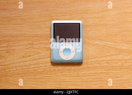 Blue 8GB iPod nano 3. Generation Apple auf einem Holzhintergrund mit Kopierraum. Stockfoto