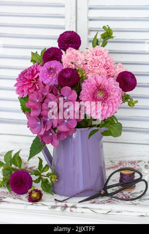 Bouquet von rosa und lila Dahlien, Hortensien Blumen und Rosen in Vase Stockfoto