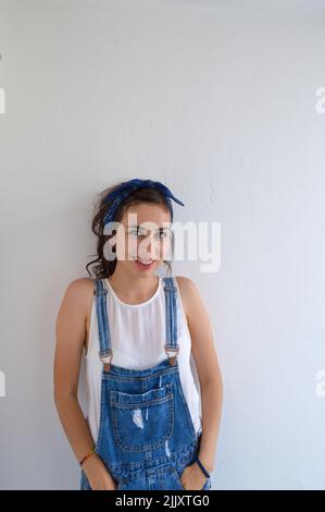 chica confiada en si misma, sonriendo y haciendo expresiones Stockfoto