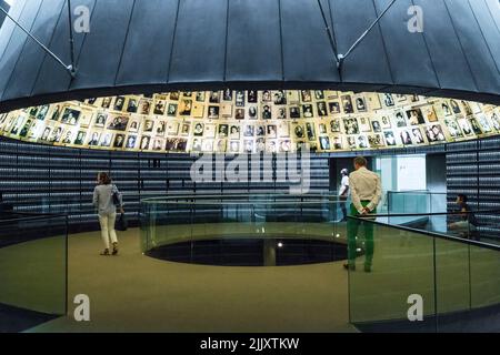 JERUSALEM, ISRAEL - 24. SEPTEMBER 2017: Dies ist die Namenshalle im Historischen Museum des Holocaust-Mahnmals (Yad Vashem). Stockfoto