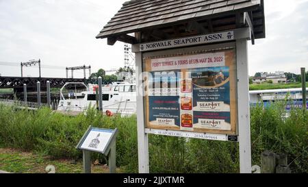 NORWALK, CT, USA - 28. JULI 2022: Landebahn zur Fähre zum Leuchtturm von Sheffield Island Stockfoto