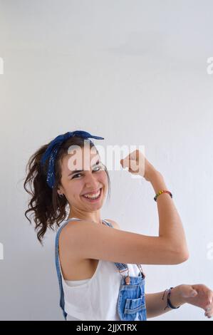 chica confiada en si misma, sonriendo y haciendo expresiones Stockfoto