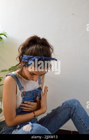 chica confiada en si misma, sonriendo y haciendo expresiones Stockfoto