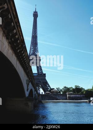 Die Brücke Pont Diena über die seine und den Eiffelturm vor blauem Himmel Stockfoto