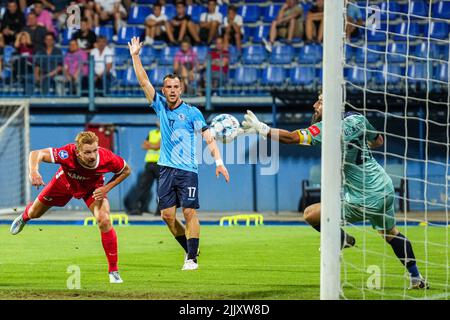 SARAJEVO - Dani de Wit von AZ Alkmaar gewinnt die 0-1 während der zweiten Qualifikationsrunde des Conference League-Spiels zwischen FK Tuzla City und AZ am 28. Juli 2022 im Stadion Grbavica in Sarajevo, Bosnien und Herzegowina. ANP ED DER POL Stockfoto