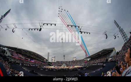 Birmingham, Großbritannien. 28.. Juli 2022. Die roten Pfeile fliegen am 28. Juli 2022 über die Eröffnungsfeier der Commonwealth Games 2022 im Alexander Stadium, Birmingham, England. Foto von David Horn. Quelle: Prime Media Images/Alamy Live News Stockfoto