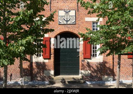 Eingang des Häuptnerschlosses Steinhaus Bunderhee in Bunde, Ostfriesland, Niedersachsen, Deutschland. Stockfoto