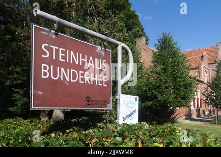 Schild am Häuptling Steinhaus Bunderhee in Bunde, Ostfriesland, Niedersachsen, Deutschland. Stockfoto