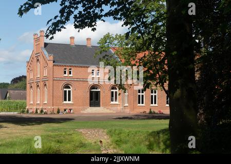 Der Tammenshof mit dem Garten Slingertuin von Bunderhee in Bunde, Ostfriesland, Niedersachsen, Deutschland. Stockfoto