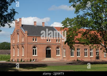 Der Tammenshof mit dem Garten Slingertuin von Bunderhee in Bunde, Ostfriesland, Niedersachsen, Deutschland. Stockfoto
