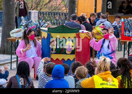 Kinder und Darsteller bei einem Puppenspiel im Freien in Lissabon, Portugal Stockfoto