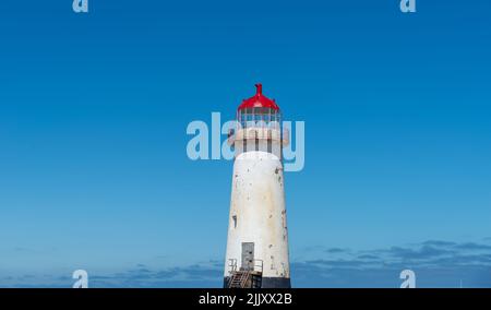 Strand an sonnigen Tag klein, Talacre in Wales, Blick Leuchtturm. Stockfoto