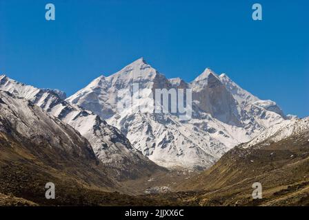 Der Gaumukh Gletscher - Quelle des Ganges, Fluss mit Bhagirathi Parvat im Hintergrund in Uttarakhand Indien. Stockfoto