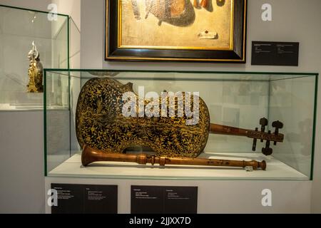 Museu de São Roque, Lissabon, Portugal – kunstvolles Design auf einem barocken Cello Stockfoto