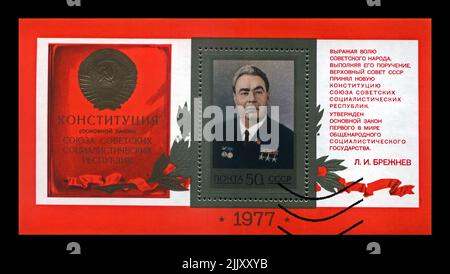 Leonid Breschnew - Politiker Führer der Kommunistischen Partei der Sowjetunion, Verfassungsgesetz der UdSSR, um 1977. Vintage Stempel isoliert Stockfoto