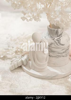 Innenausstattung aus Gips, Figur eines verliebten Paares. Minimalistisches Innendesign. Kinfolk, Hygge, skandinavischer Stil, Lagom. Kuscheliges Design. Kopieren Stockfoto