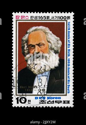 Karl Marx, berühmter Politiker Führer, Kapital - Kritik der politischen Ökonomie Buchautor, um 1983. Vintage Stempel isoliert auf schwarzem Hintergrund. Stockfoto