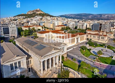 Luftaufnahme der 'Noclassical Trilogy', der Nationalbibliothek, der alten Universität und der Akademie in der Panepistimiou str., Athen, Griechenland. Stockfoto