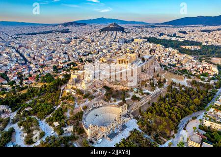 Luftaufnahme der Akropolis von Athen (Griechenland). Sie können auch einen großen Teil der Stadt im Hintergrund sehen und das Herodeum darunter. Stockfoto