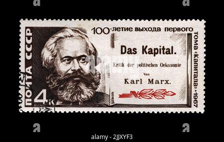 Karl Marx, berühmter Politiker-Führer, Buchautor der Hauptstadt, um 1967. Vintage abgesagte Briefmarke in der UdSSR isoliert auf schwarzem Hintergrund gedruckt Stockfoto