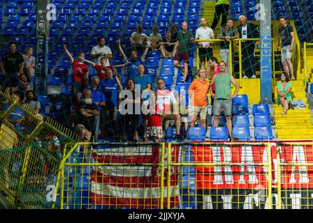 SARAJEVO - Unterstützende von AZ während der zweiten Qualifikationsrunde des Conference League-Spiels zwischen FK Tuzla City und AZ am 28. Juli 2022 im Stadion Grbavica in Sarajevo, Bosnien und Herzegowina. ANP ED DER POL Stockfoto