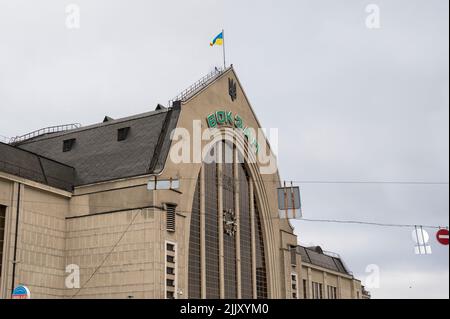 Kiew, Ukraine. 25.. Juli 2022. Auf dem Dach des Hauptbahnhofs Kiew-Passashyrskyi weht eine ukrainische Flagge. Quelle: Christophe Gateau/dpa/Alamy Live News Stockfoto