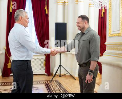 Kiew, Ukraine. 28.. Juli 2022. Der ukrainische Leiter des Präsidialamtes, Andriy Yermak, rechts, schüttelt sich die Hände mit dem litauischen Präsidenten, Gitanas Nauseda, links, im Mariinskyi-Palast, 28. Juli 2022 in Kiew, Ukraine. Der Besuch fand anlässlich des Jahrestages der ukrainischen Staatlichkeit statt. Kredit: Ukrainisches Presidential Press Office/Ukraine Presidency/Alamy Live News Stockfoto