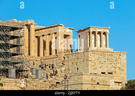 Die Propyläen der Akropolis von Athen mit der Tempel der Athena Nike auf der oberen rechten Seite. Athen, Griechenland Stockfoto