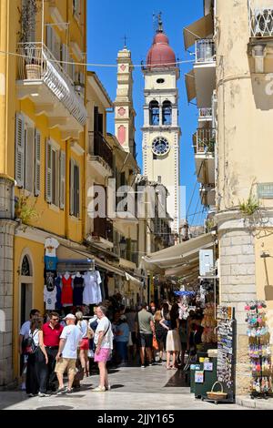 Korfu, Griechenland - 2022. Juni: Touristen in einer der engen Einkaufsstraßen in der Altstadt von Korfu Stockfoto