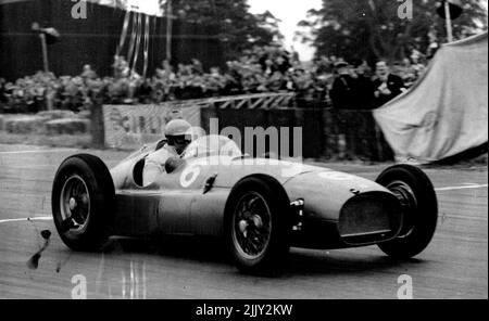 Parnell at Speed -- der britische Rennfahrer Reg Parnell fuhr letzte Woche den B.R.M. beim vierten Grand Prix von Großbritannien auf dem Silverstone Circuit, Northamptonshire. Die Betreuung war unangebracht. Reg Parnell im B.R.M. bei ***** Während des vierten britischen ***** Preis, auf der Silverstone-Rennstrecke ***** Northamptonshire, heute ***** Trotz einer späten Ankunft, beide ***** Und Peter Walker trat in die ***** ein Die zwei B.R.M's -- 200 Meile ***** Stunde experimenteller Rennwagen ***** Ich war im ***** Hotel im Test Serodrome bis kurz ***** Besprechung. 14. Juli 1951. (Foto von Reuter Photo). Stockfoto