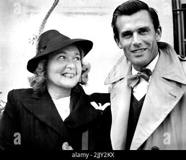 Frank Parker, Spieler des American Davis Cup, und Mrs. Parker, die gestern mit dem Flugboot in Sydney ankam. Parker, ehemaliger US-Einzel-Champion, spielte im Finale the1939 gegen Australien. 24. November 1946. Stockfoto