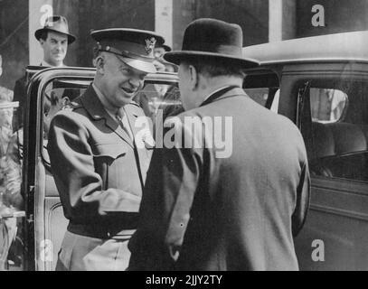 General Eisenhower Mittagessen mit Churchill - der Premierminister schüttelt die Hände mit General Eisenhower, bevor er zum Unterhaus geht. General Eisenhower hat mit dem Premierminister in der Downing-Street Nr. 10 in London ein Mittagessen verbracht. Nach dem Mittagessen nähte Churchill General Eisenhower an sein Auto und sie schüttelten die Hände, bevor der Premierminister zum Unterhaus auftrat. 16.Mai 1945. Stockfoto