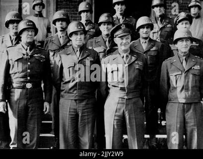 Reihe (von links nach rechts): Maj. Gen. William B. Keen, Stabschef der ersten US-Armee; Maj. Gen. Charles H. Corlett, Korpskommandant 19.; erste Armee; Maj. Gen. J. Laughton Collins, Kommandant des siebten Korps, erste Armee; Maj. Gen. Lenard T. Gerow, Kommandant des fünften Korps, erste Armee; Und Maj. General Elwood Quesada, Kommandeur, neuntes Kampfkommando. Dritte Reihe: (Von links nach rechts): Maj. Gen. Leven C. Allen, Brig, ***** Charles E. Hart und Brig. General Truman C. Turson, alle drei Mitglieder des ersten Armeestaktes von General Hodges. (Die Abgeordneten am Ende des dritten ***** Sind nicht identifiziert). 11. Januar 1944. (Foto von ACME). Stockfoto