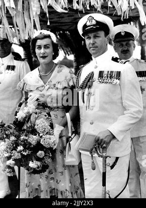 Die königliche Tour -- Lady Pamela Mountbatten, Lady-in-Waiting to H.M. the Queen, und Commander Michael Parker, Privatsekretär von S.K.H. dem Herzog von Edinburgh, sind die wichtigsten Mitglieder der Begleitung der königlichen Tour durch Neuseeland und Australien. Sie werden hier während des Besuches in Tong fotografiert. 20. Januar 1954. (Foto von Kamera Drücken Sie). Stockfoto