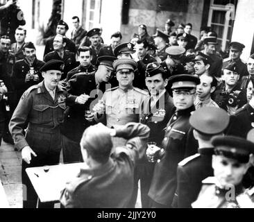 Das Zwielicht der Nazis - der alliierte Führer trifft sich in Frankfurt, um den Sieg Deutschlands nach der Unterzeichnung (7. Mai 1945) der deutschen Kapitulation anzustoßen. Von links nach rechts: Feldmarschall Bernard Montgomery, General Dwight D. Eisenhower, sowjetischer Marschall Gregori Zhukov und britischer Luftfeldmarschall Sir Arthur Tedder. 4.Mai 1955. (Foto von United Press). Stockfoto