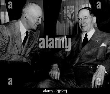 General MacArthur und Präsident Eisenhower - sie werden im Privatbüro des Präsidenten im Weißen Haus, Washington, gesehen. 12. April 1954. (Foto von Kamera Drücken Sie). Stockfoto