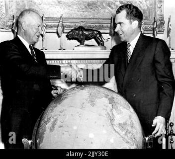 Nach diesem Shake, Around the World - Präsident Eisenhower gibt Richard Nixon einen lächelnden Händedruck über den großen Globus im Weißen Haus heute, wo der Vizepräsident seine Abschiede sagte. Heute Abend um Mitternacht beginnen er und Mrs. Nixon ihre Weltreise mit dem Flugzeug. 5. Oktober 1953. (Foto von AP Wirephoto). Stockfoto